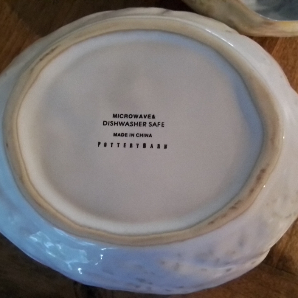 4 OYSTER SHAPED POTTER BARN SALAD BOWLS - Picture 5 of 10